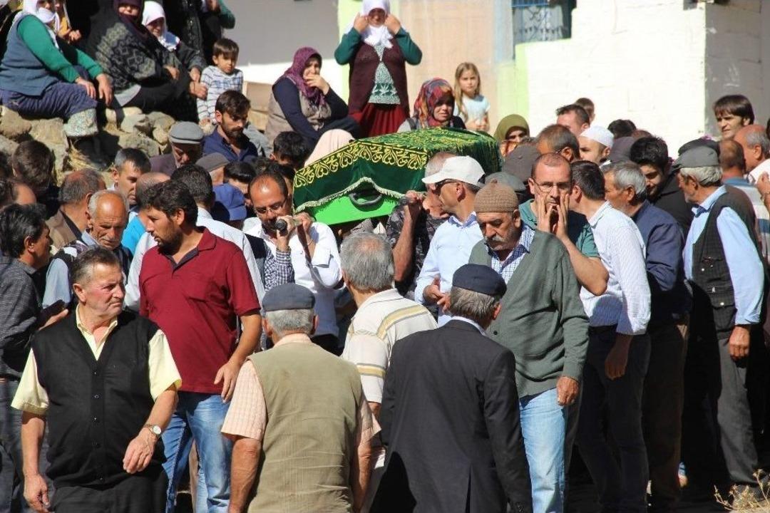 Kızının D&uuml;ğ&uuml;n&uuml;ne Geldiği K&ouml;yde G&ouml;&ccedil;&uuml;k Altında &Ouml;ld&uuml;