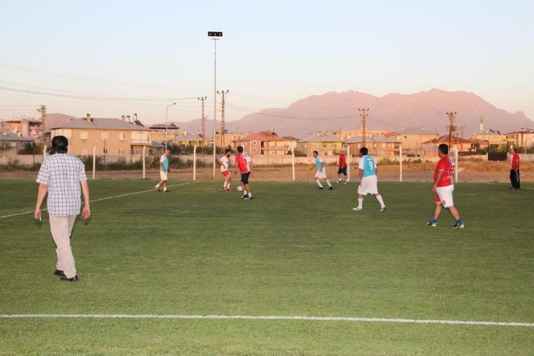 Van Basın Sporun Dostluk Ma&ccedil;ları S&uuml;r&uuml;yor