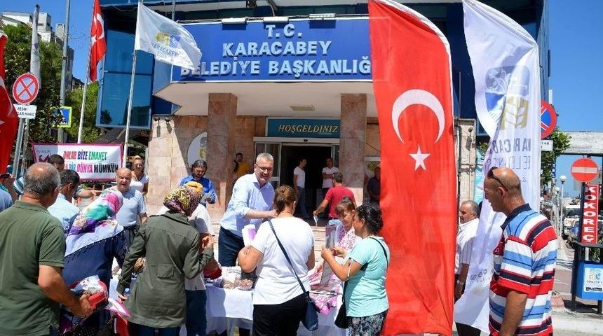 Hayvanseverlere Kedi Ve K&ouml;pekler İ&ccedil;in Kap Ve Mama Dağıtıldı