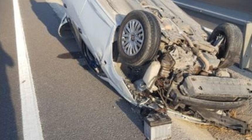 İki Otomobil &Ccedil;arpıştı: 3 Yaralı