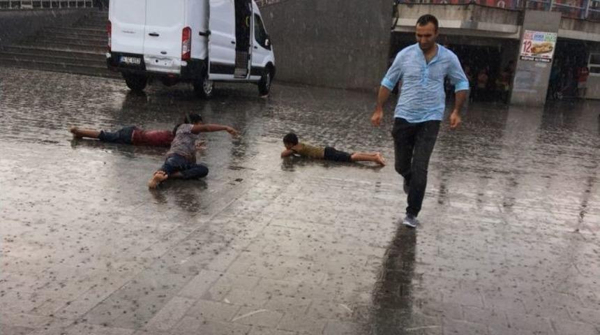 İstanbul&rsquo;da &Ccedil;ocukların Yağmur Sevinci