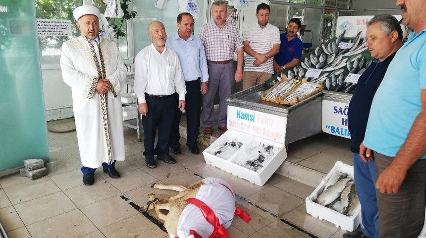 Balık&ccedil;ılar Avlanma Sezonunun Bereketli Ge&ccedil;mesi İ&ccedil;in Dua Edip, Kurban Kesti