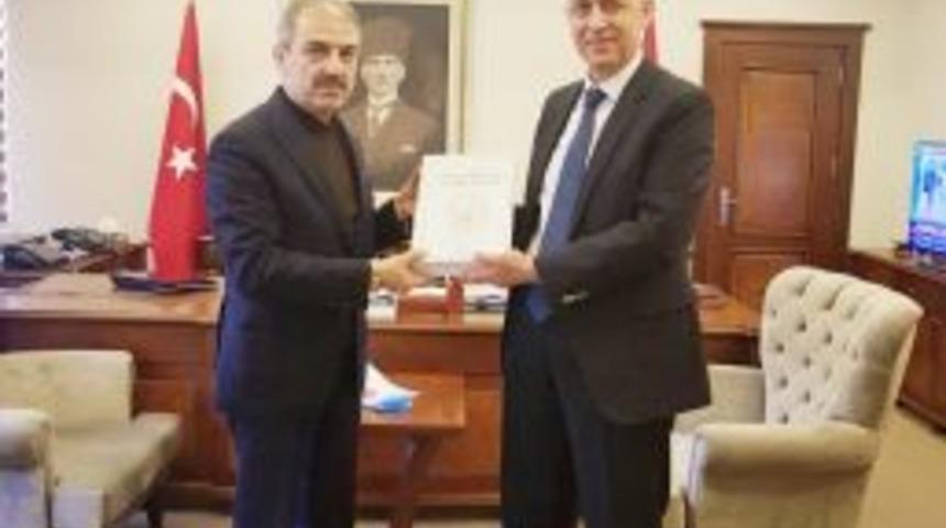 Başkan Din&ccedil;, Belediyenin 63. K&uuml;lt&uuml;r Yayınını Vali Aktaş&rsquo;a Hediye Etti