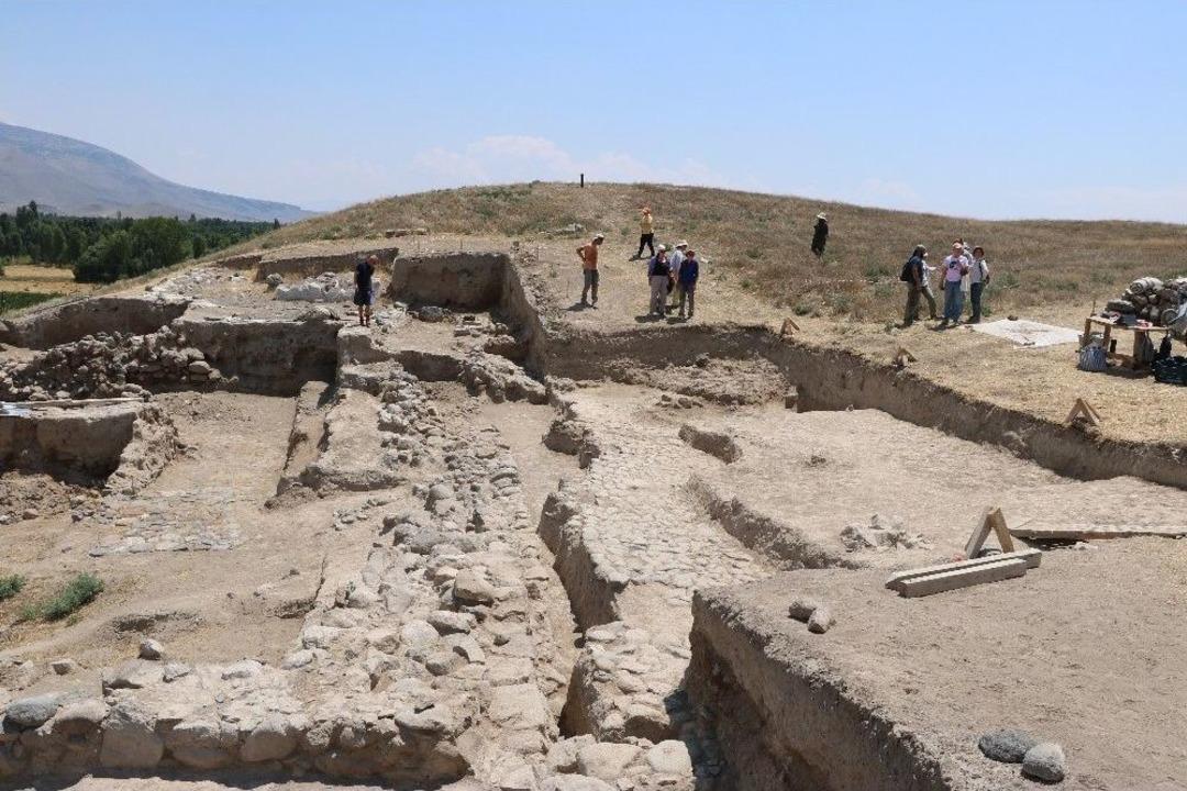 Kınık H&ouml;y&uuml;kte 6 Bin Yıl &Ouml;ncesine Ait Pers Tapınağı Bulundu