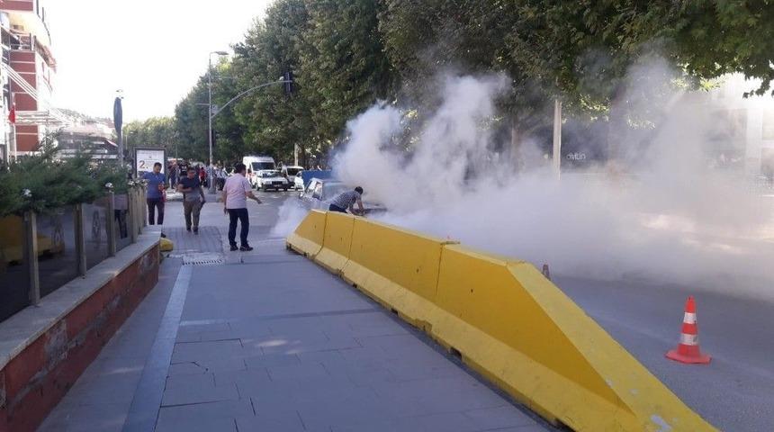 Alev Alan Otomobili Polis Söndürdü