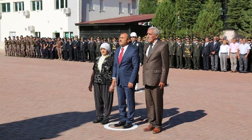 Vali Sonel, Şehit Annesiyle Birlikte Atat&uuml;rk Anıtına &Ccedil;elenk Koydu