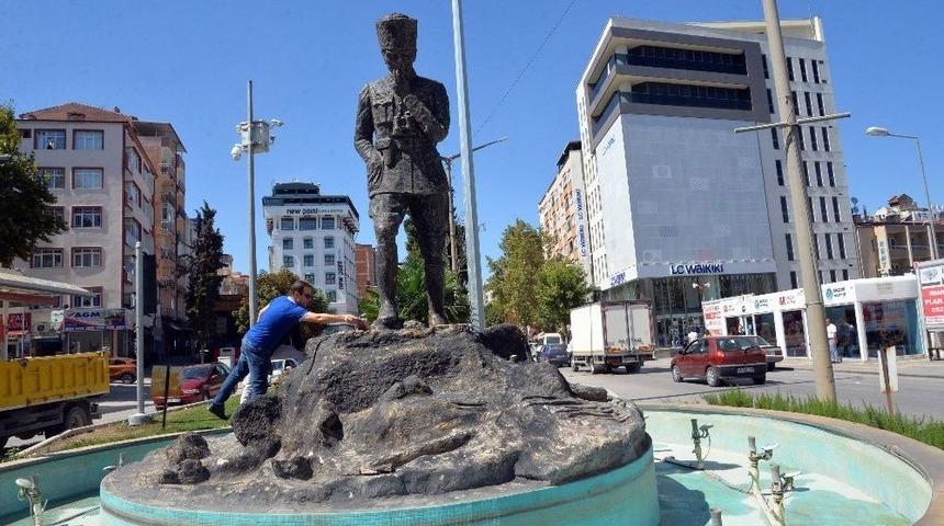 Atat&uuml;rk Heykeli&rsquo;nde Restorasyon &Ccedil;alışması