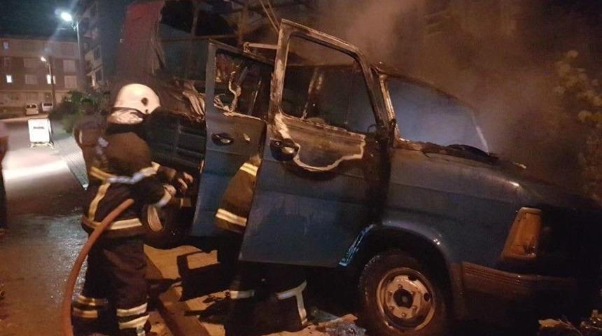 Ordu’da Park Halindeki Kamyonet Yandı