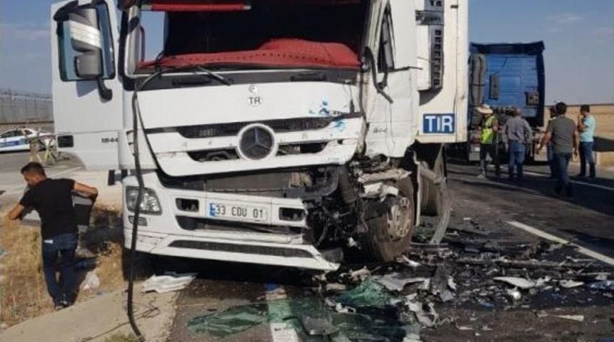 İpekyolunda İki Tır Kafa Kafaya &Ccedil;arpıştı: 2 Yaralı