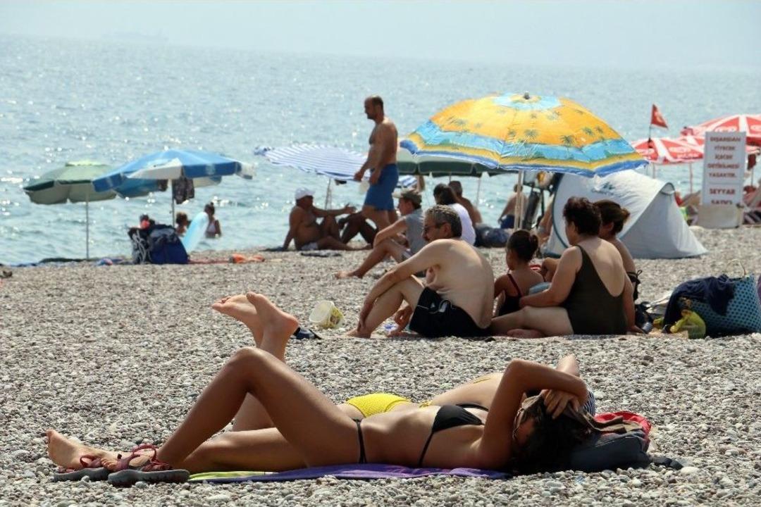 Konyaaltı Sahili, Bayram Sonrası Da Dolu