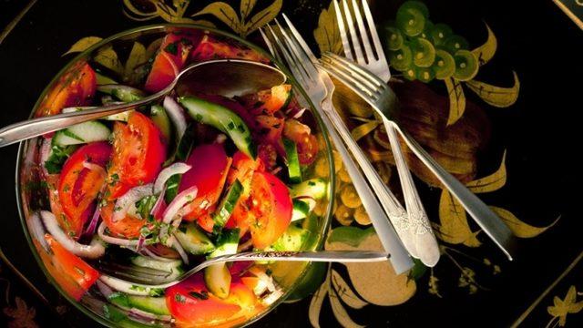 Kolay Domates Salatası