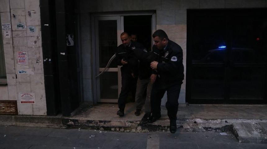 Bankanın İ&ccedil;erisinde Polise Yakalanan Şahıs &lsquo;uyumak&rsquo; İ&ccedil;in Girdim Dedi