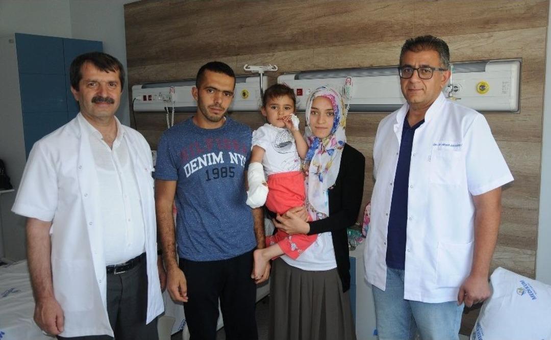 Ambulans U&ccedil;ak Ve Helikopter, K&uuml;&ccedil;&uuml;k Zeynep&rsquo;in Kopan Parmağı İ&ccedil;in Havalandı