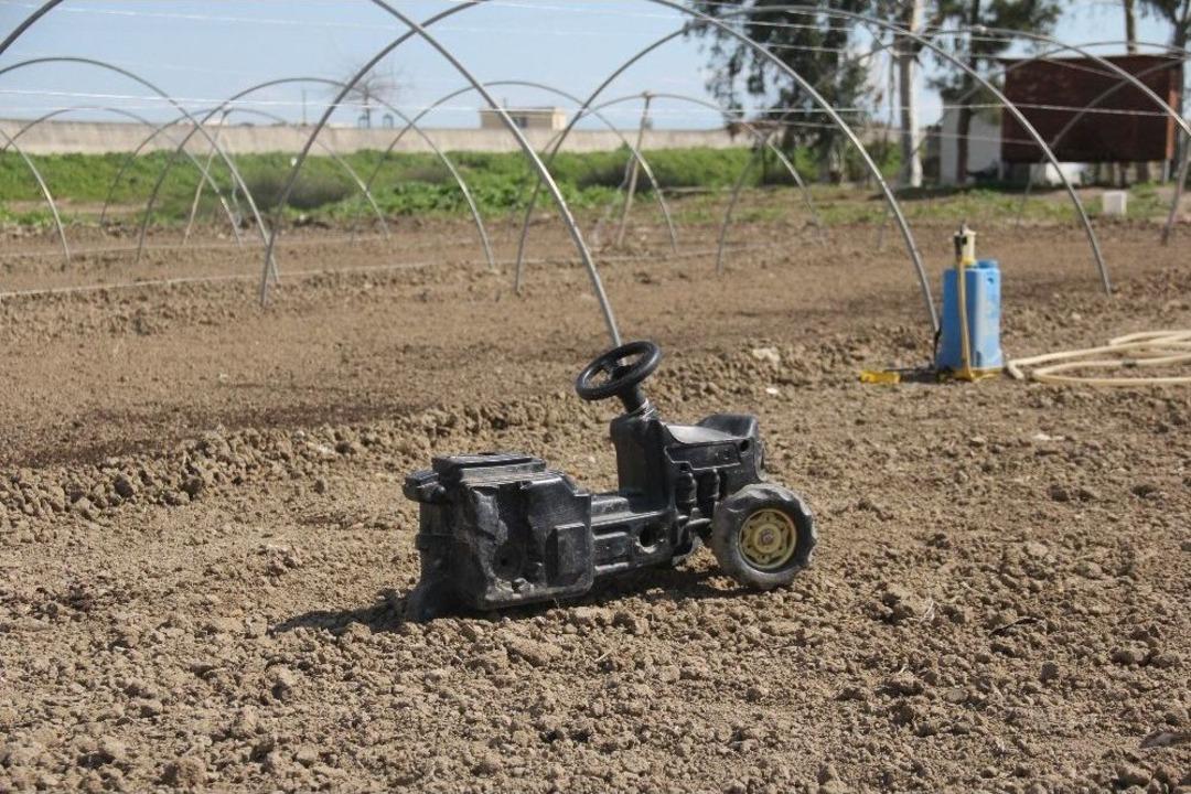 Trakt&ouml;rle Tarla S&uuml;rerken 2 Yaşındaki Uyuyan Kuzeninin &Uuml;zerinden Ge&ccedil;erek &Ouml;ld&uuml;rd&uuml;