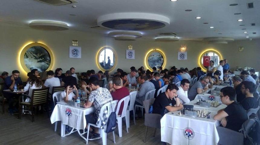 Avcılar&rsquo;da Şah-mat Yarışı