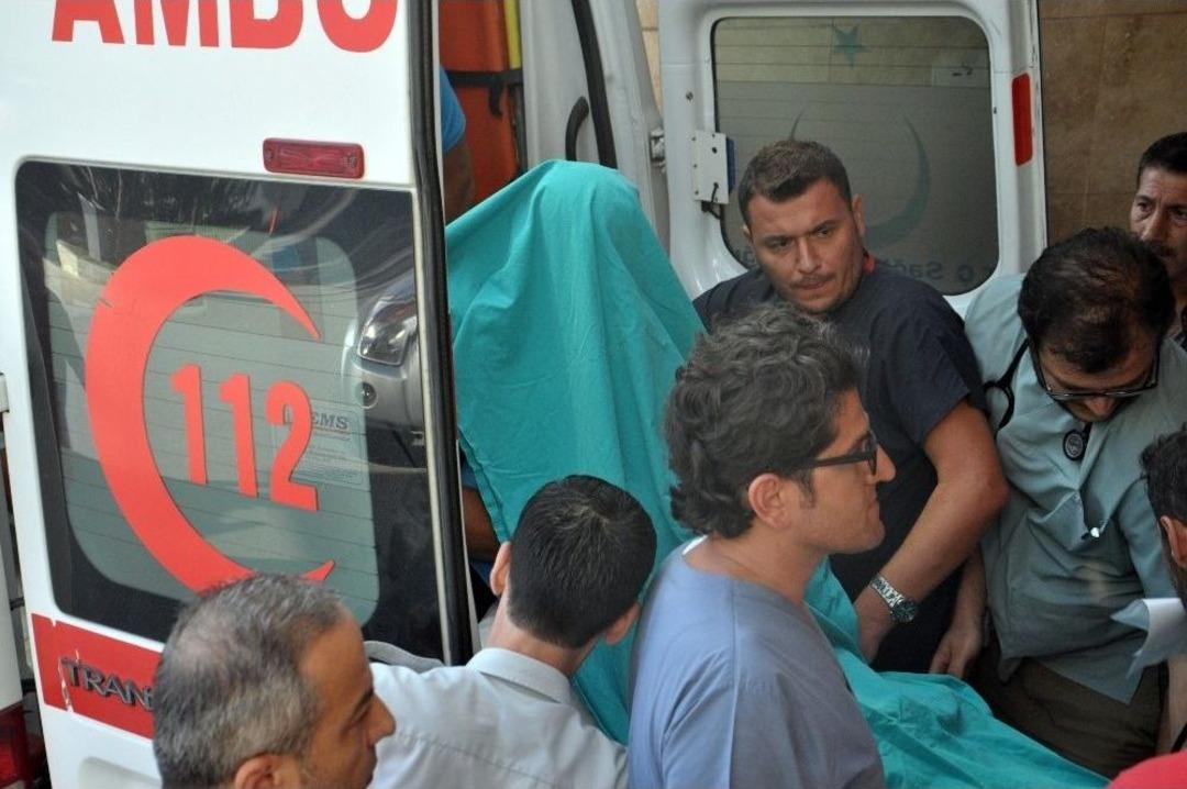 Bisikletle 2 Metre Y&uuml;kseklikten D&uuml;şen &Ccedil;ocuğun Başına Demir Saplandı