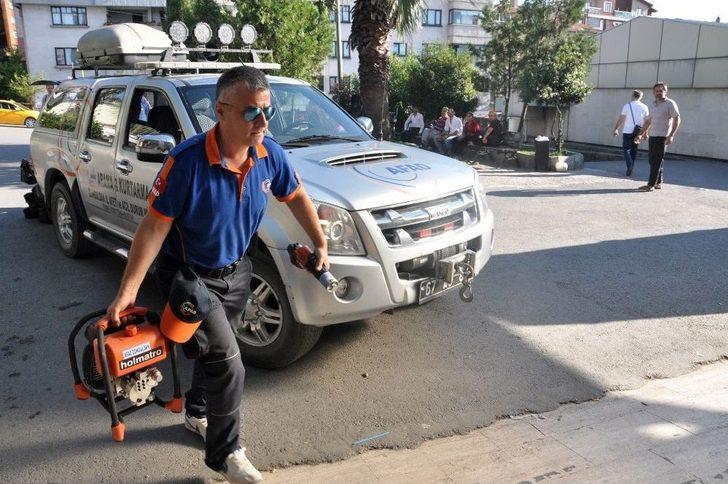 Bisikletle 2 Metre Yükseklikten Düşen Çocuğun Başına Demir Saplandı G1