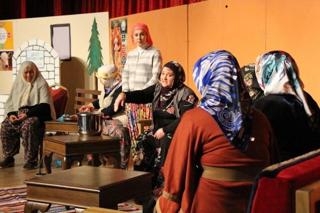 &Ccedil;ift&ccedil;i Kadınlar Buzağılar İ&ccedil;in Sahnede