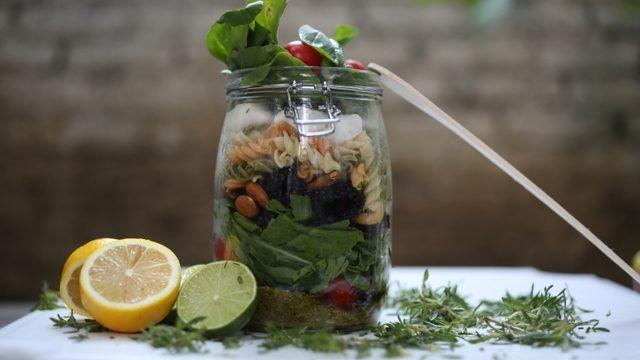 Kavonozda Makarna Salatası