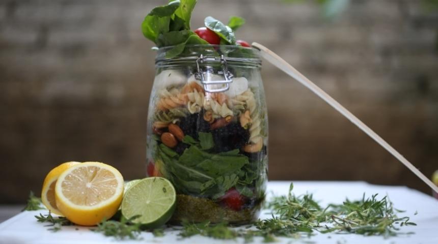 Kavonozda Makarna Salatası
