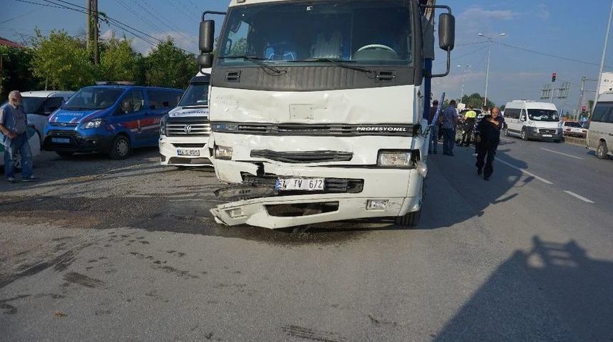 Kamyon Işıklarda Duran Otomobile &Ccedil;arptı: 3 Yaralı