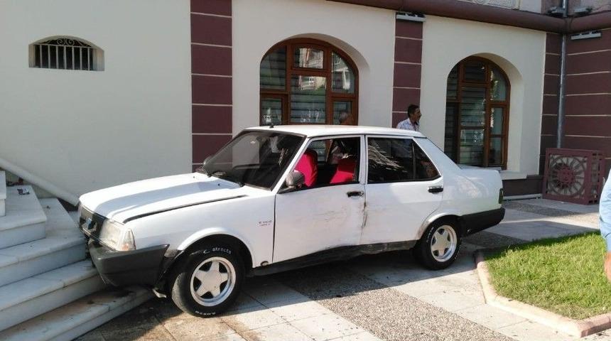 Kontrolden &Ccedil;ıkan Otomobil Valiliğin Merdivenlerine &Ccedil;arptı