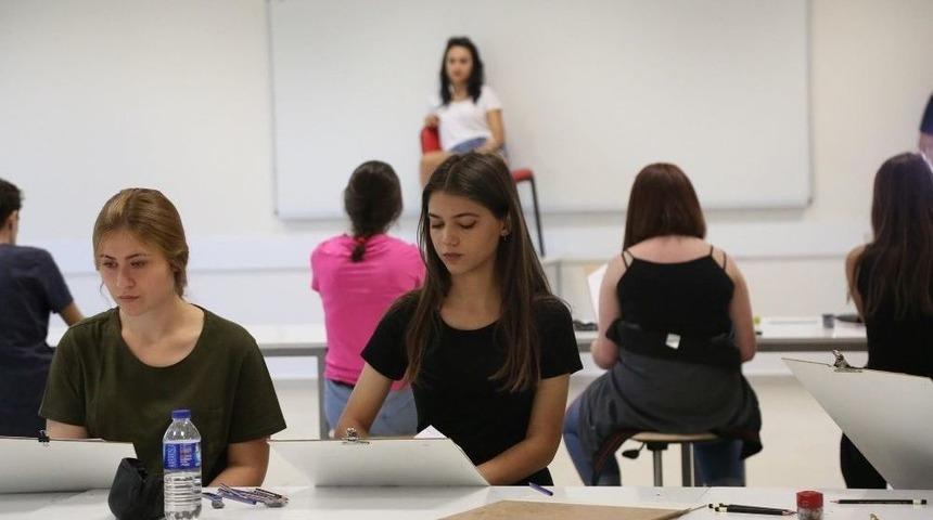 Kb&uuml;&rsquo;de &Ouml;ğrenciler M&uuml;zik Ve Resim B&ouml;l&uuml;mleri İ&ccedil;in Ter D&ouml;k&uuml;yor