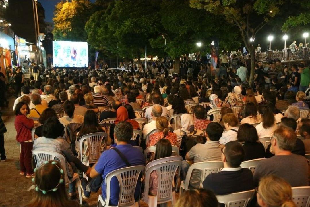 Adalar&rsquo;da Y&uuml;zlerce Vatandaş Sokak Sinemasında Buluştu
