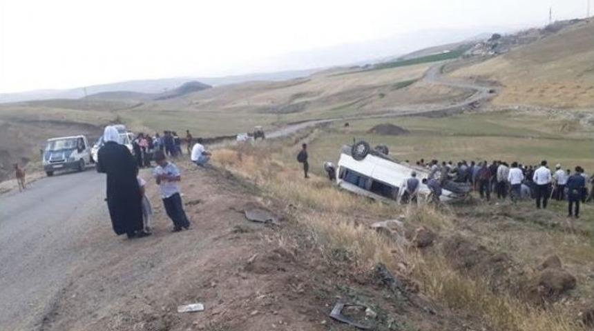 Ağrı&rsquo;da Ka&ccedil;ak G&ouml;&ccedil;menleri Taşıyan Minib&uuml;s Şarampole Devrildi: 21 Yaralı