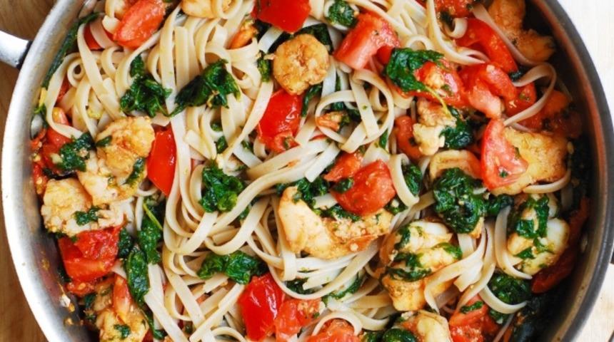 Taze Domates Soslu Karidesli Fettucine