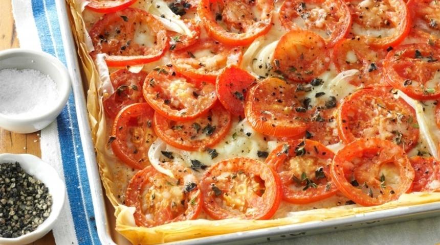 Domates ve Soğanlı Yufka Pizza