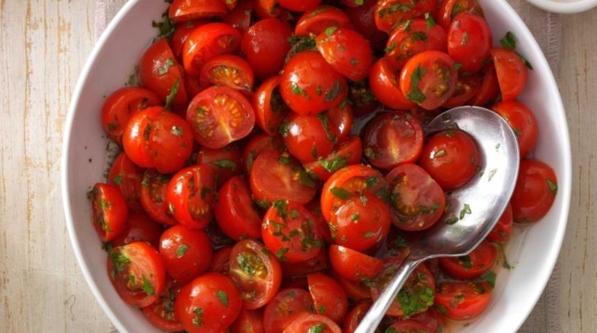 Çeri Domatesi Salatası