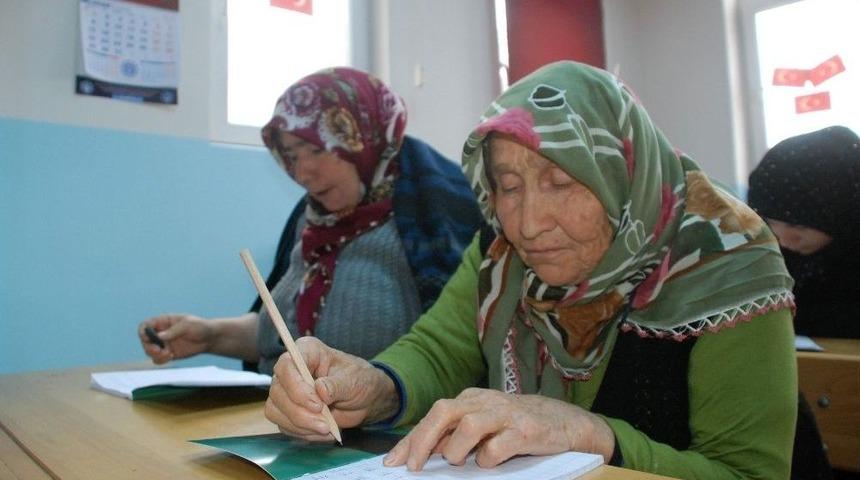 Tokat&rsquo;ta 78 Yaşındaki Anne, 53 Yaşındaki Kızı İle Okuma-yazma &Ouml;ğreniyor