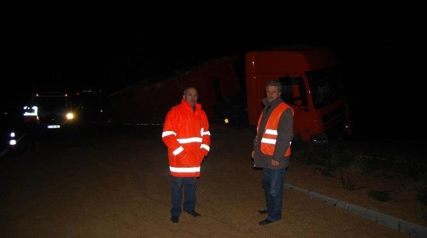 Tır Devrildi, 20 Ton Ton Buğday Yola Saçıldı