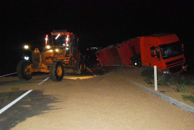 Tır Devrildi, 20 Ton Ton Buğday Yola Saçıldı