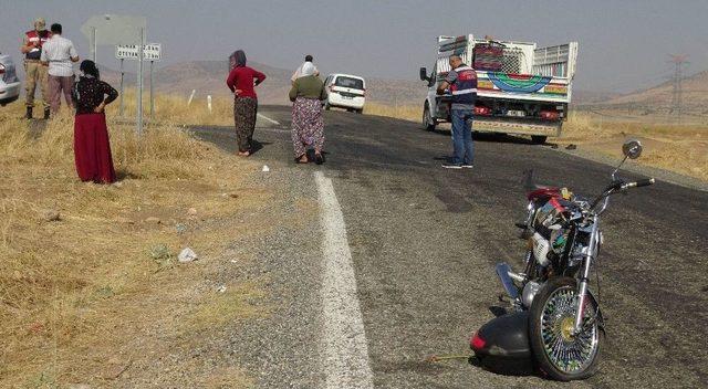 Gercüş’te Kamyonet İle Motosiklet Çarpıştı: 2 Yaralı