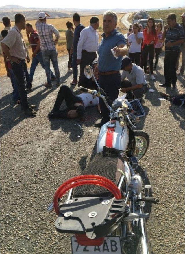 Gercüş’te Kamyonet İle Motosiklet Çarpıştı: 2 Yaralı