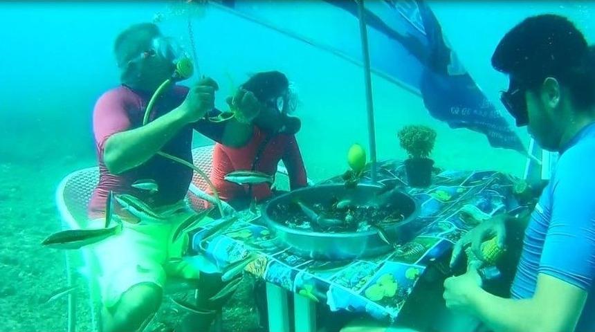 (&ouml;zel) Deniz Altında Yemek Keyfi
