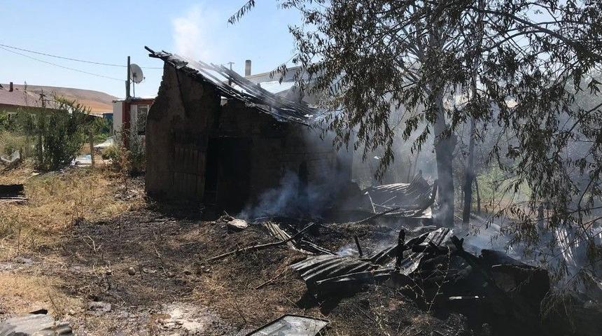 Temizlik Yaparken Evini Yaktı