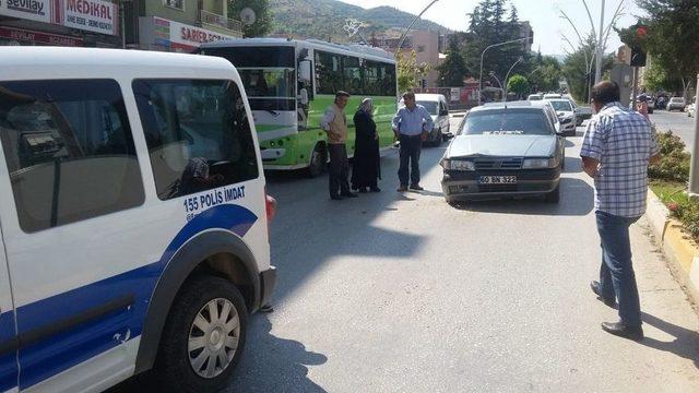 Kırmızı Işıkta Geçen Sürücüye İşlem Yapmak İsteyen Polis Kaza Yaptı