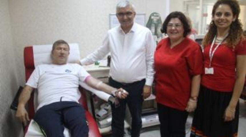 Tanju &Ccedil;olak&rsquo;tan Kızılay&rsquo;a Kan Bağışı