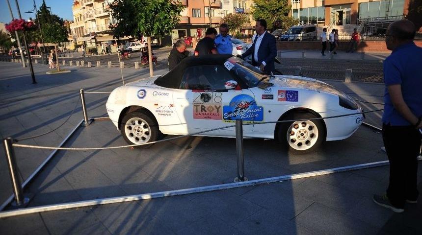 Araca Sıkışan Kediyi İtfaiye Kurtardı