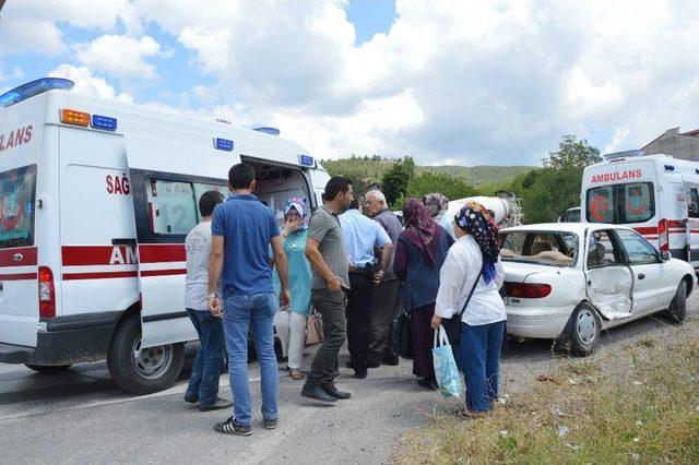 Niksar&rsquo;da Trafik Kazası: 5 Yaralı 2
