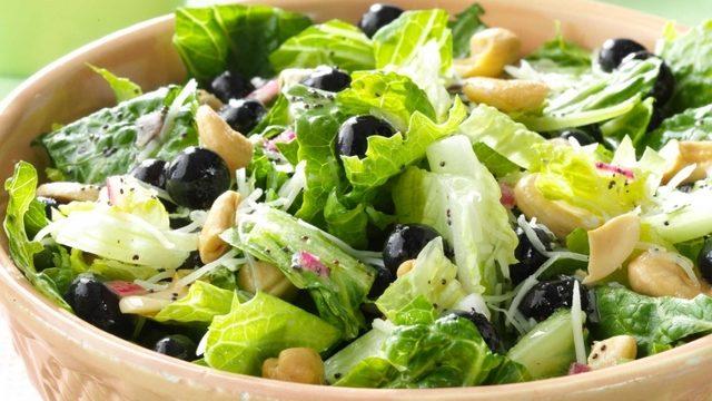 Yaban Mersinli Marul Salatası