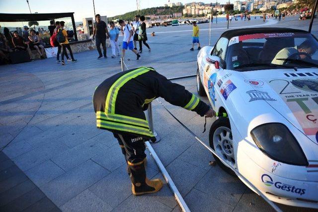 Araca Sıkışan Kediyi İtfaiye Kurtardı