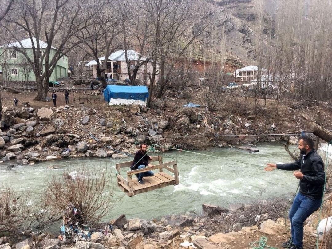 (&ouml;zel) Habur &Ccedil;ayını Teleferikle Karşıya Ge&ccedil;iyorlar