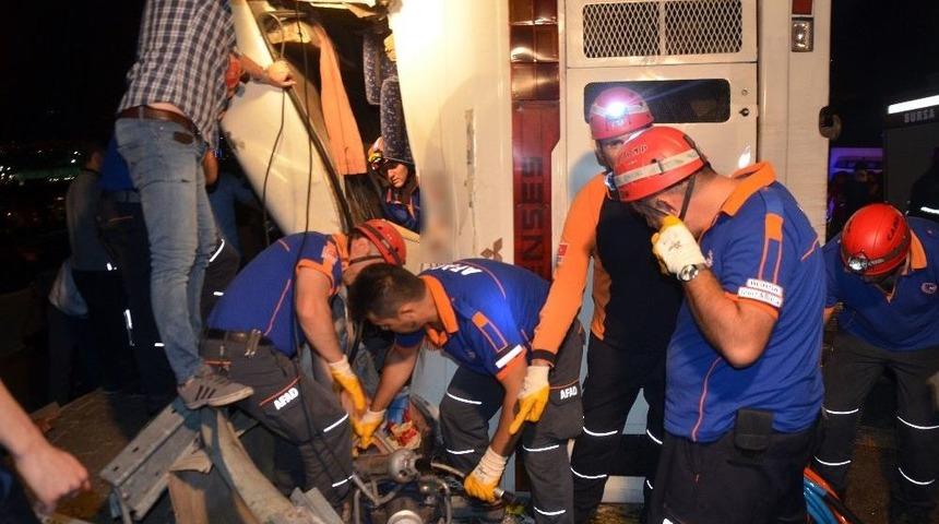 Şof&ouml;r&uuml;n Otob&uuml;s&uuml; Frenleri Şiştiği İ&ccedil;in Bilerek Devirdiği İddia Edildi