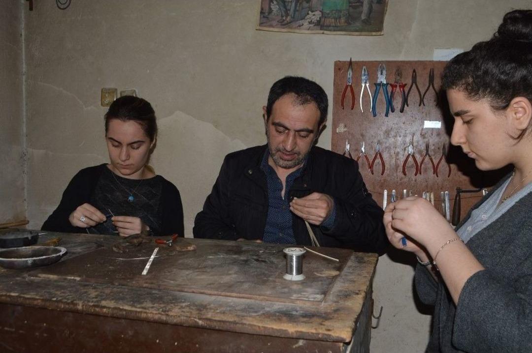 (&ouml;zel Haber) Mardin&rsquo;de Telkari Sanatı Kadınların Elinde Şekilleniyor