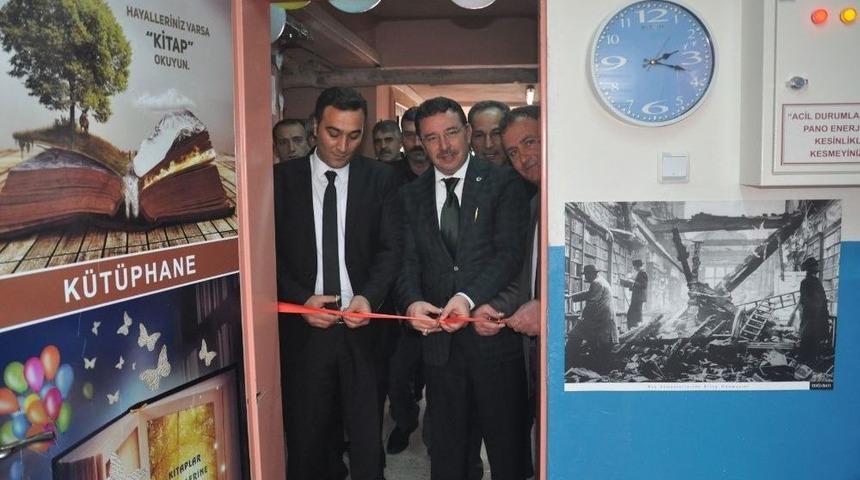 &Ouml;ğrenciyken Hayali Olan K&uuml;t&uuml;phaneyi G&ouml;revli Olduğu Okula Yaptı