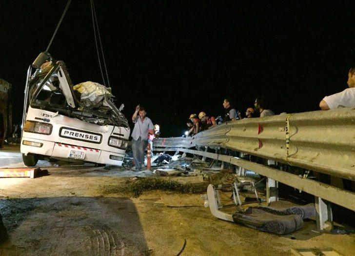 Kaza Yapan Otobüsün Enkazı Kaldırıldı G4